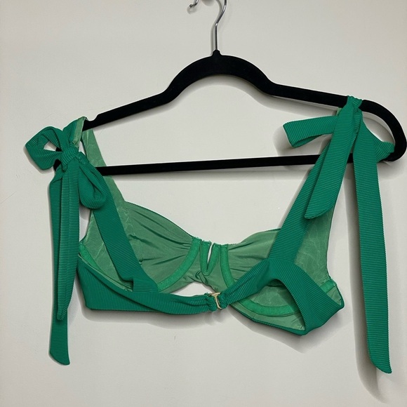 Beach Riot Blair Underwire Bikini Top in Green - Picture 5 of 6